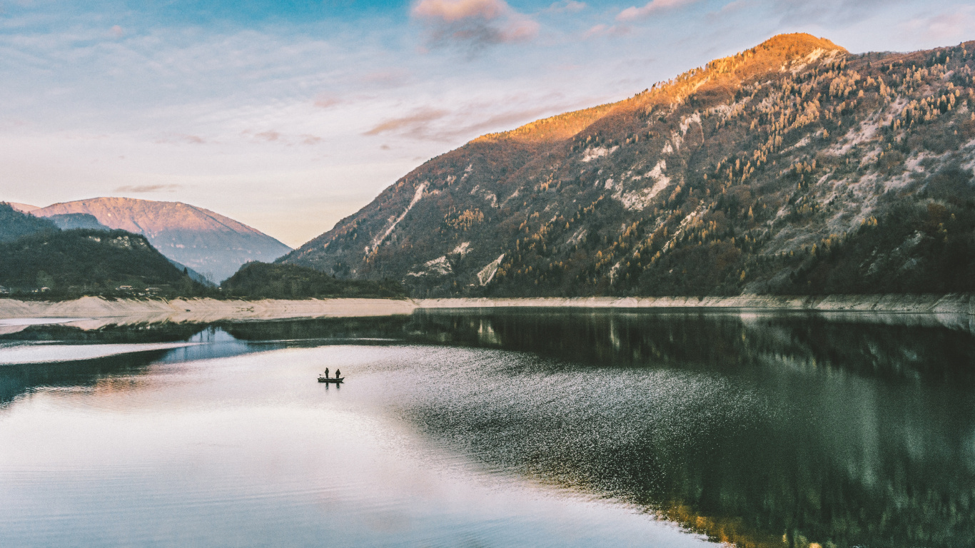 Lac au Milieu Des Montagnes Verdoyantes Pendant la Journée. Wallpaper in 1366x768 Resolution