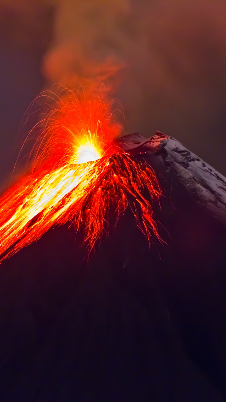 Feuer, Das Während Der Nacht Vom Berg Kommt. Wallpaper in 720x1280 Resolution