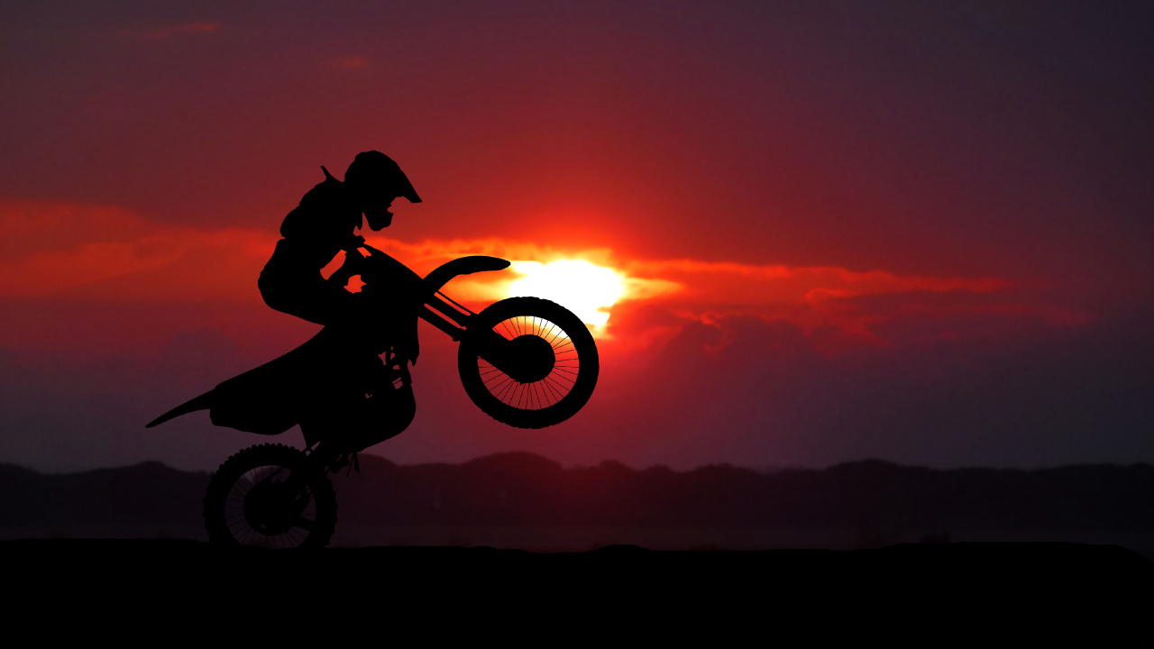 Silueta de Hombre Montando Motocross Dirt Bike Durante la Puesta de Sol. Wallpaper in 1280x720 Resolution