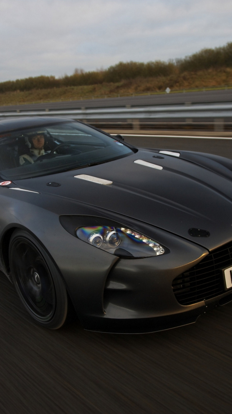 Schwarzer Porsche 911 Tagsüber Unterwegs. Wallpaper in 750x1334 Resolution