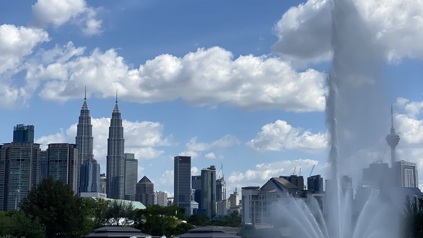 Las Torres Petronas, Kuala Lumpur, Malasia, Horizonte, Los Recursos de Agua. Wallpaper in 1366x768 Resolution