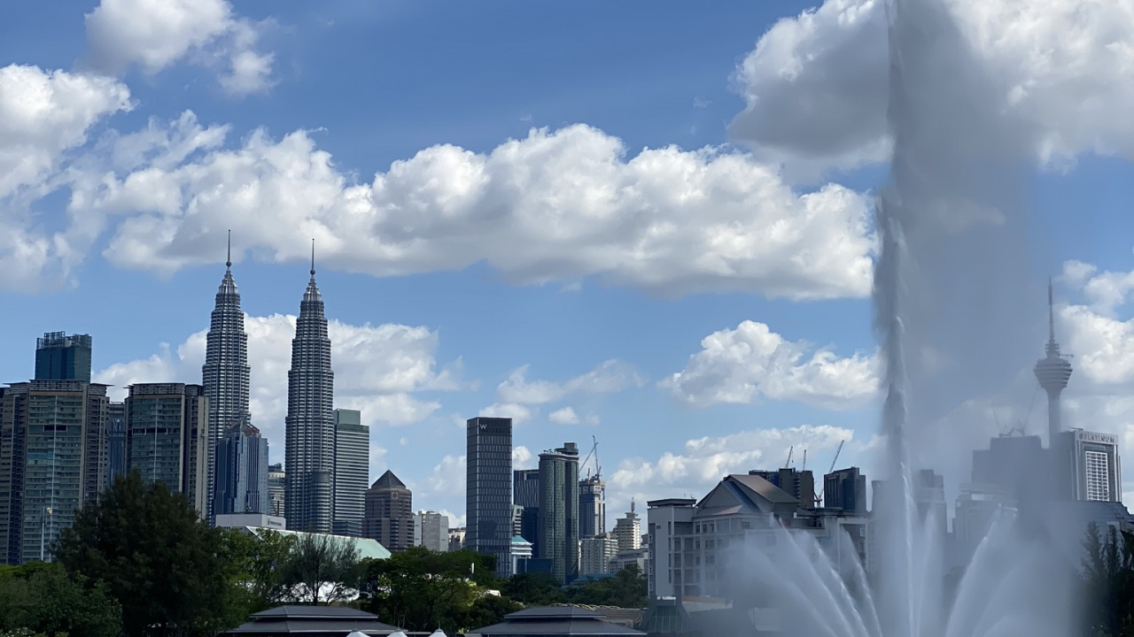 Petronas Towers, Kuala Lumpur, Malaysien, Skyline, Wasserressourcen. Wallpaper in 1280x720 Resolution