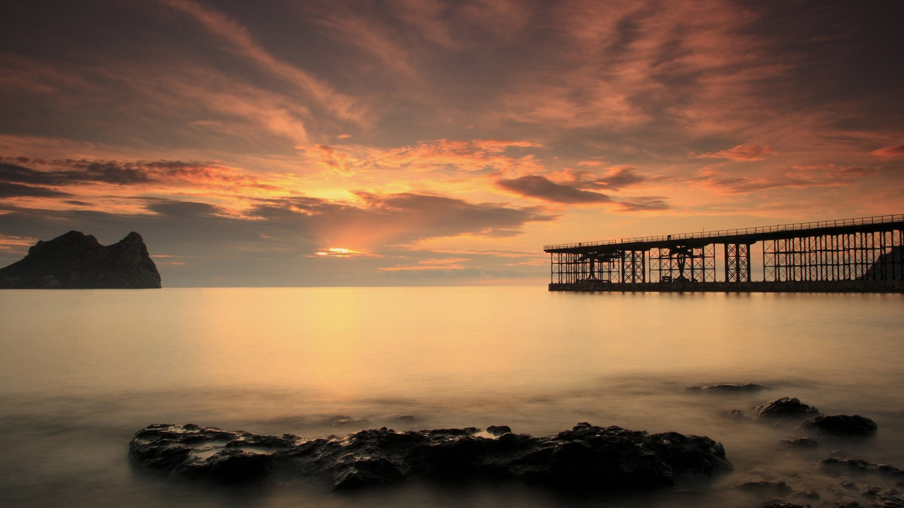 Brauner Holzsteg am Meer Bei Sonnenuntergang. Wallpaper in 1280x720 Resolution