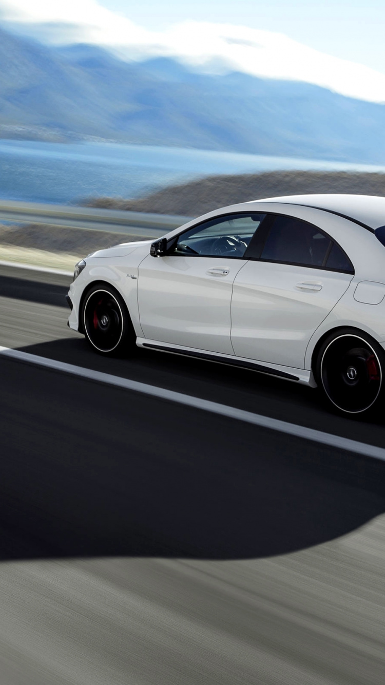 Porsche 911 Blanche Sur Route Pendant la Journée. Wallpaper in 750x1334 Resolution