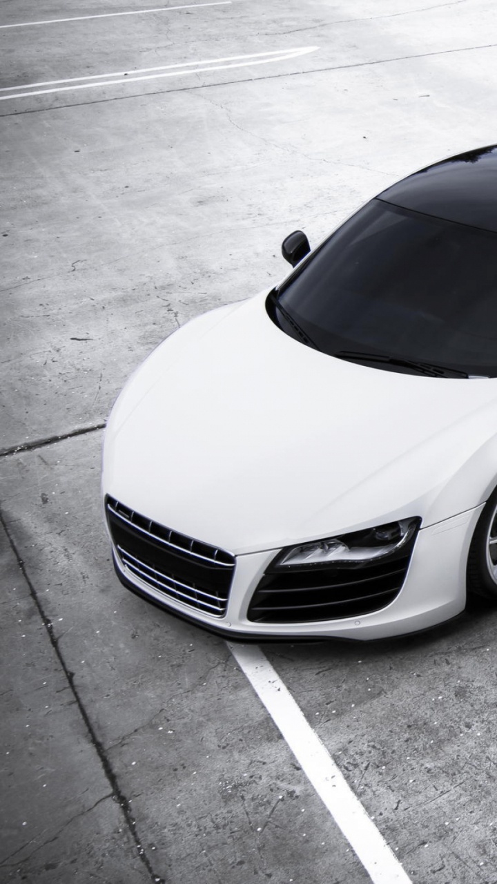 Mercedes Benz Coupe Blanco Sobre Gris Carretera de Hormigón. Wallpaper in 720x1280 Resolution