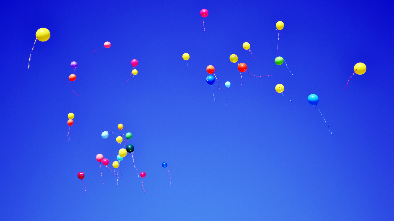 Ballons Rouges Bleus et Jaunes Dans le Ciel. Wallpaper in 1280x720 Resolution