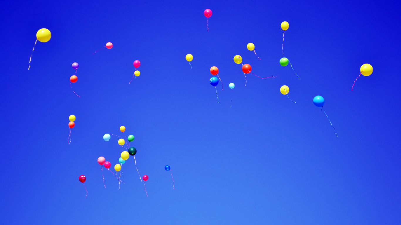 Ballons Rouges Bleus et Jaunes Dans le Ciel. Wallpaper in 1366x768 Resolution