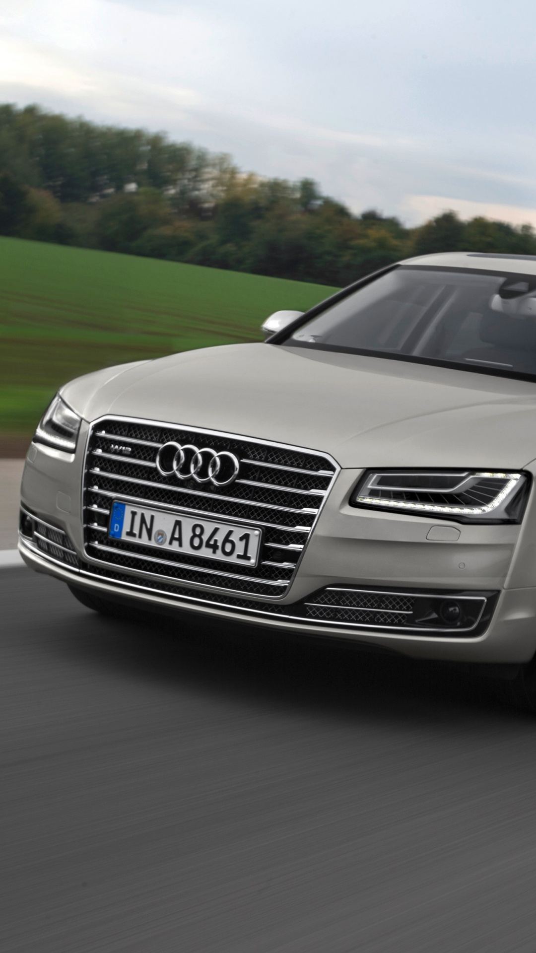 Schwarze Audi Limousine Tagsüber Unterwegs. Wallpaper in 1080x1920 Resolution