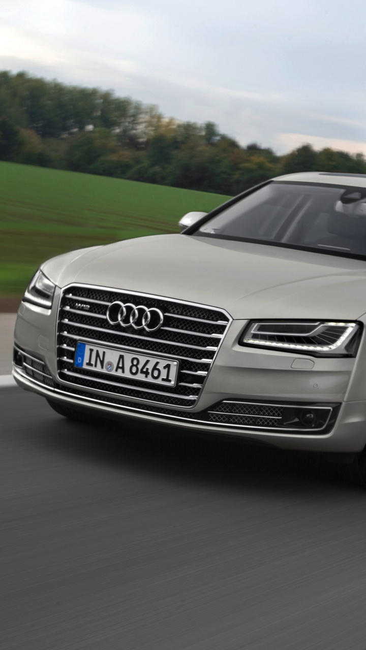 Schwarze Audi Limousine Tagsüber Unterwegs. Wallpaper in 720x1280 Resolution