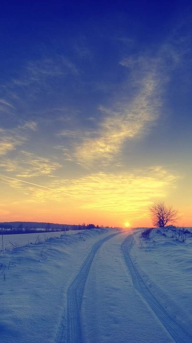 Champ Couvert de Neige au Coucher du Soleil. Wallpaper in 750x1334 Resolution