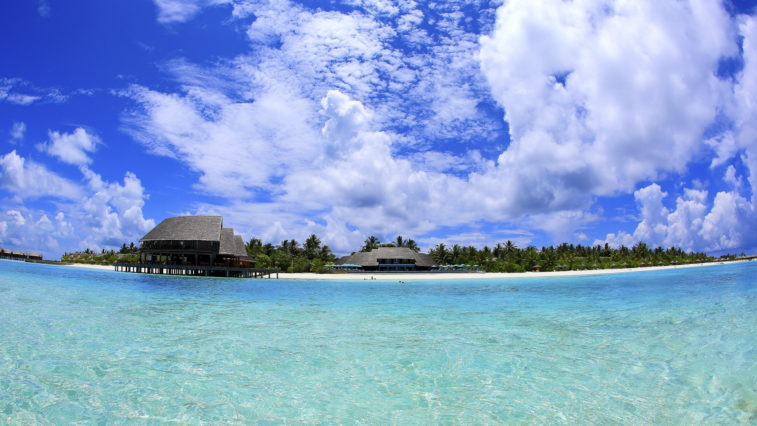 White and Brown Building Near Body of Water Under Blue and White Cloudy Sky During Daytime. Wallpaper in 2560x1440 Resolution