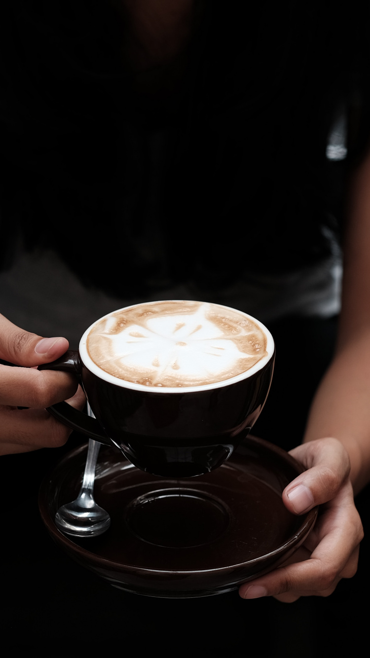 Mujer, En, Camisa Negra, Tenencia, Taza de Café. Wallpaper in 750x1334 Resolution