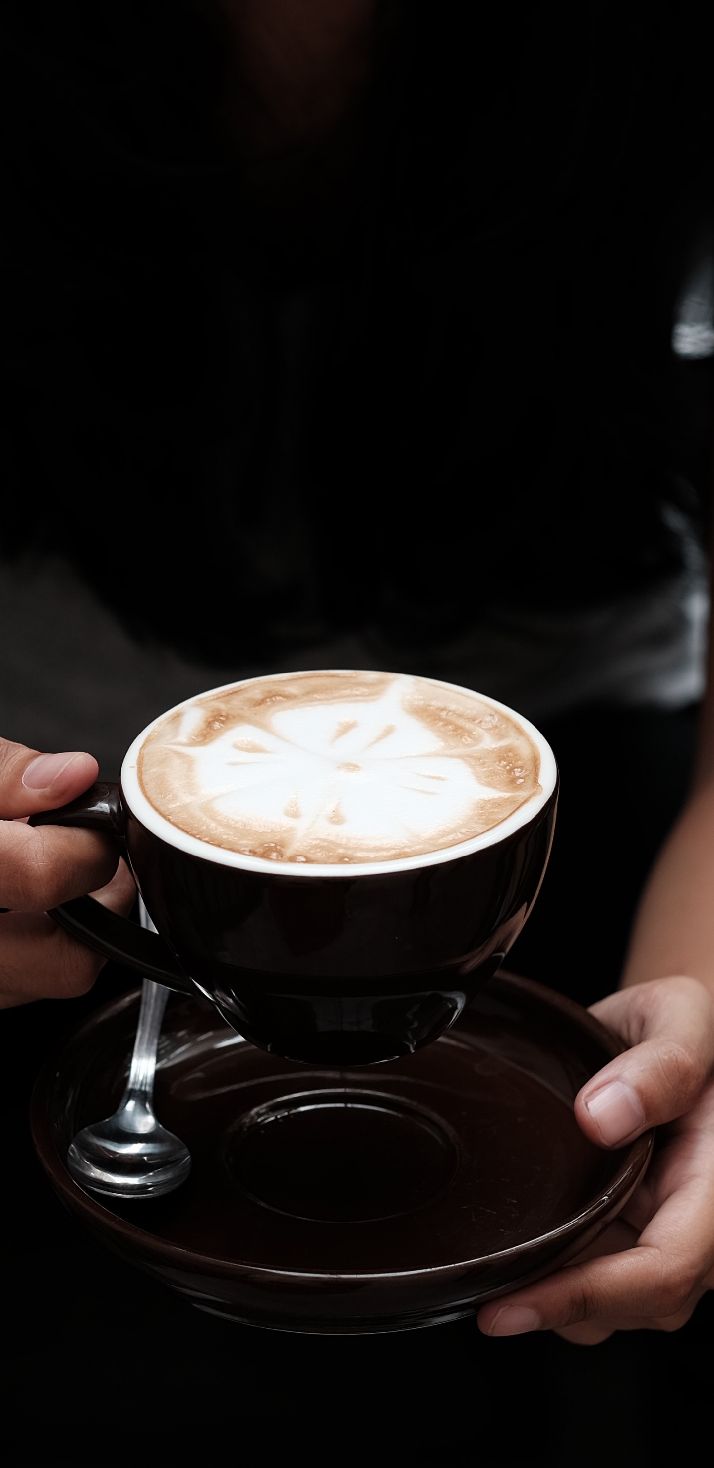 Frau im Schwarzen Hemd Mit Tasse Kaffee. Wallpaper in 1440x2960 Resolution