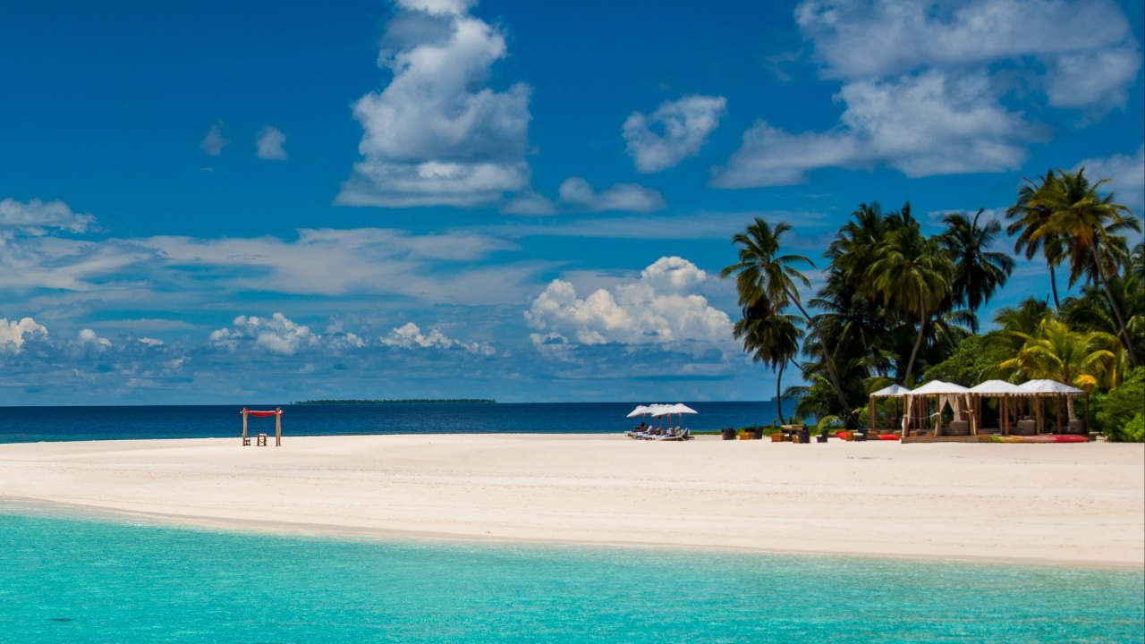White and Red Wooden Lifeguard House on Beach Under Blue and White Sunny Cloudy Sky. Wallpaper in 1280x720 Resolution