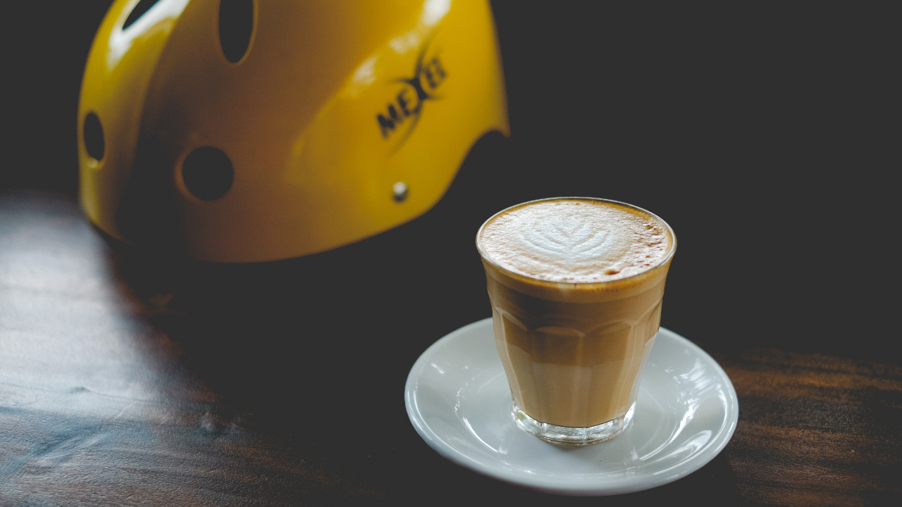 Gelber Keramikbecher Auf Weißer Keramikuntertasse. Wallpaper in 1280x720 Resolution