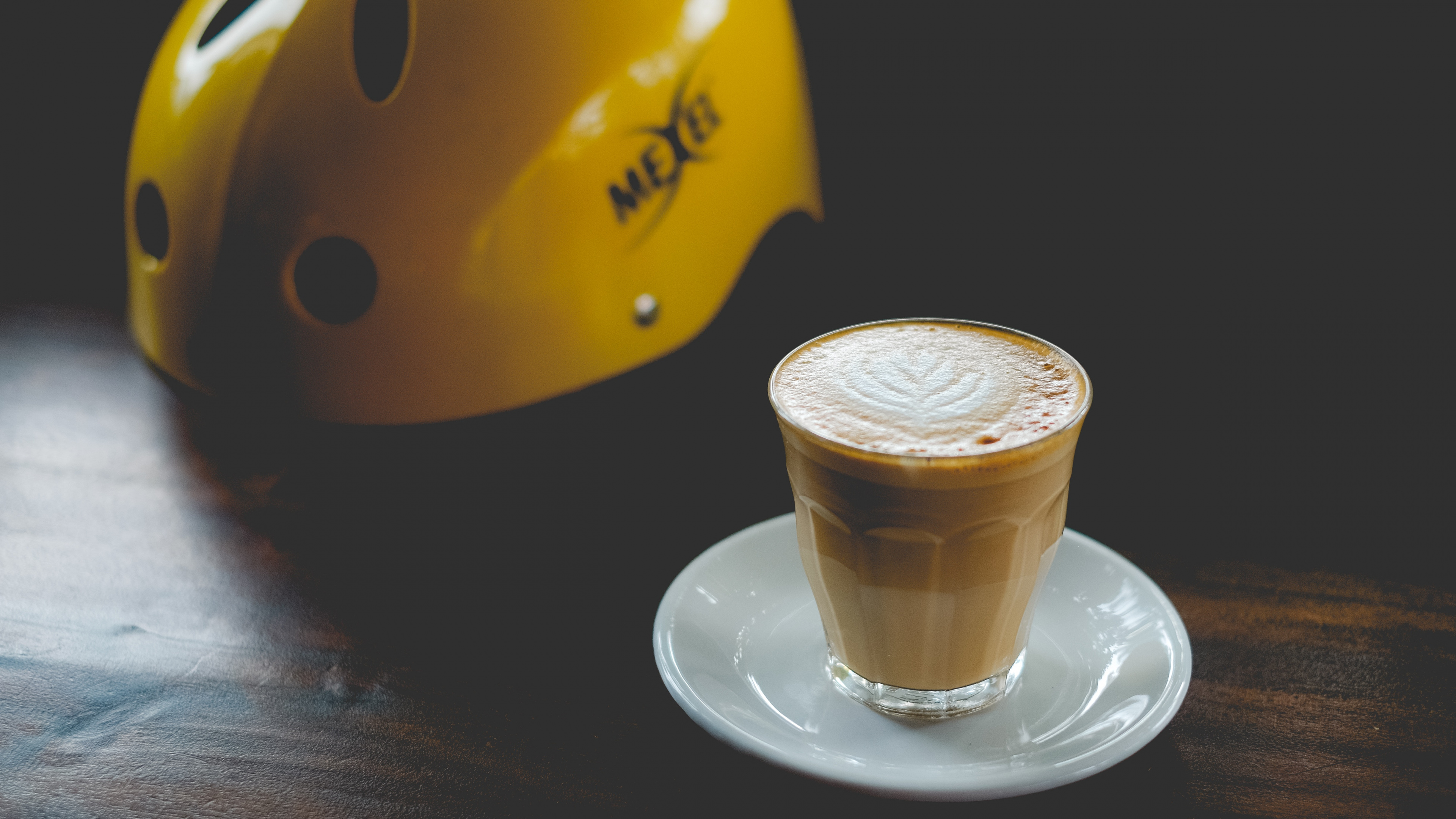 Gelber Keramikbecher Auf Weißer Keramikuntertasse. Wallpaper in 3840x2160 Resolution