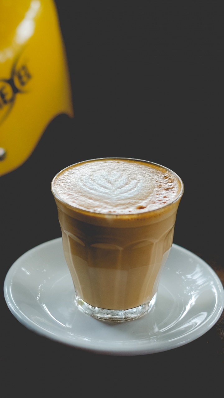 Gelber Keramikbecher Auf Weißer Keramikuntertasse. Wallpaper in 720x1280 Resolution