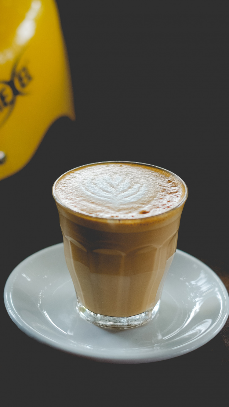 Gelber Keramikbecher Auf Weißer Keramikuntertasse. Wallpaper in 750x1334 Resolution