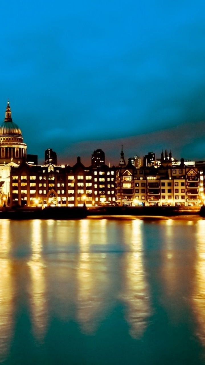 Puente Sobre el Cuerpo de Agua Durante la Noche. Wallpaper in 720x1280 Resolution