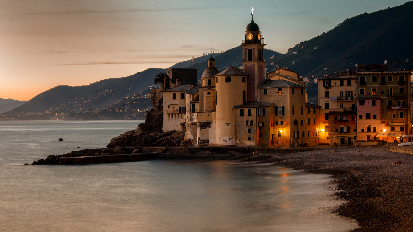 Bâtiment en Béton Blanc et Marron Près D'un Plan D'eau Pendant la Nuit. Wallpaper in 1366x768 Resolution