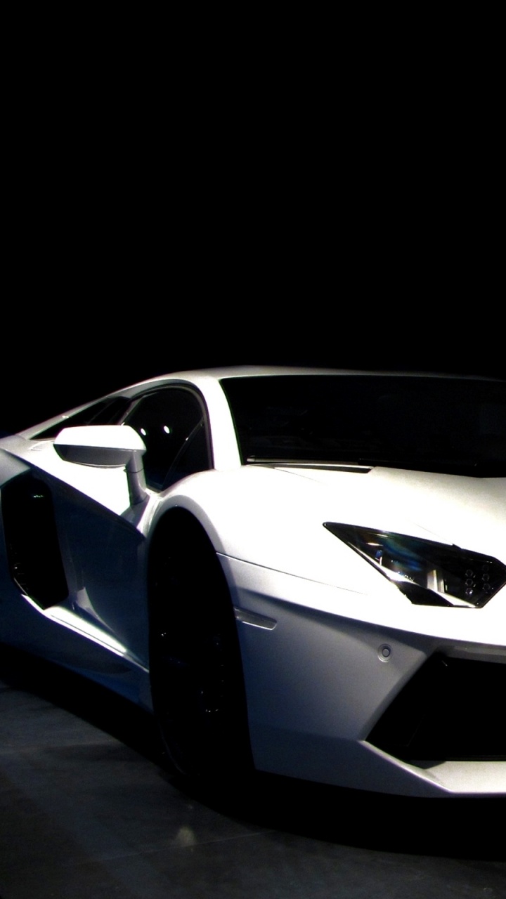 Lamborghini Aventador Blanco en Una Habitación Oscura.. Wallpaper in 720x1280 Resolution