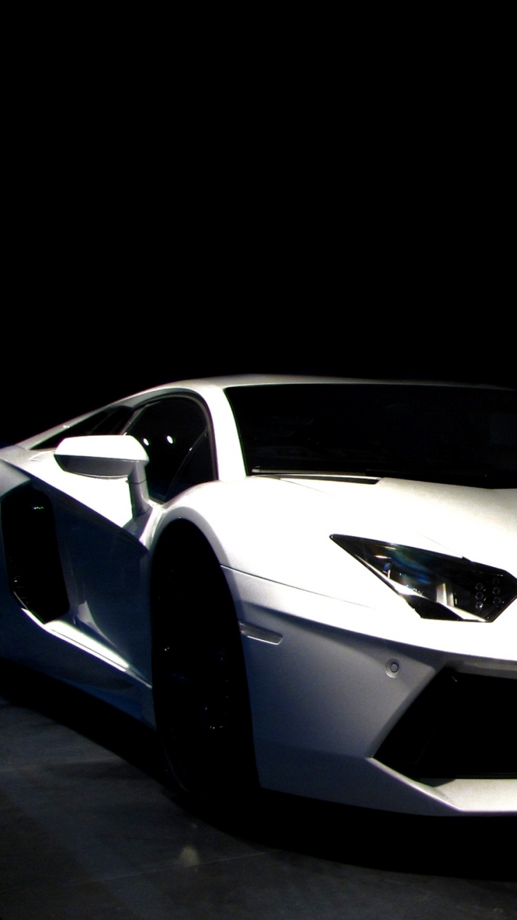 Lamborghini Aventador Blanco en Una Habitación Oscura.. Wallpaper in 750x1334 Resolution