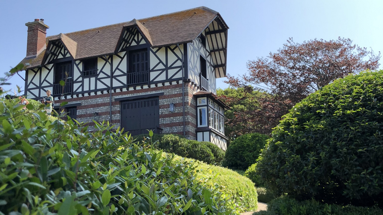 House, Vegetation, Property, Shrub, Hedge. Wallpaper in 1280x720 Resolution