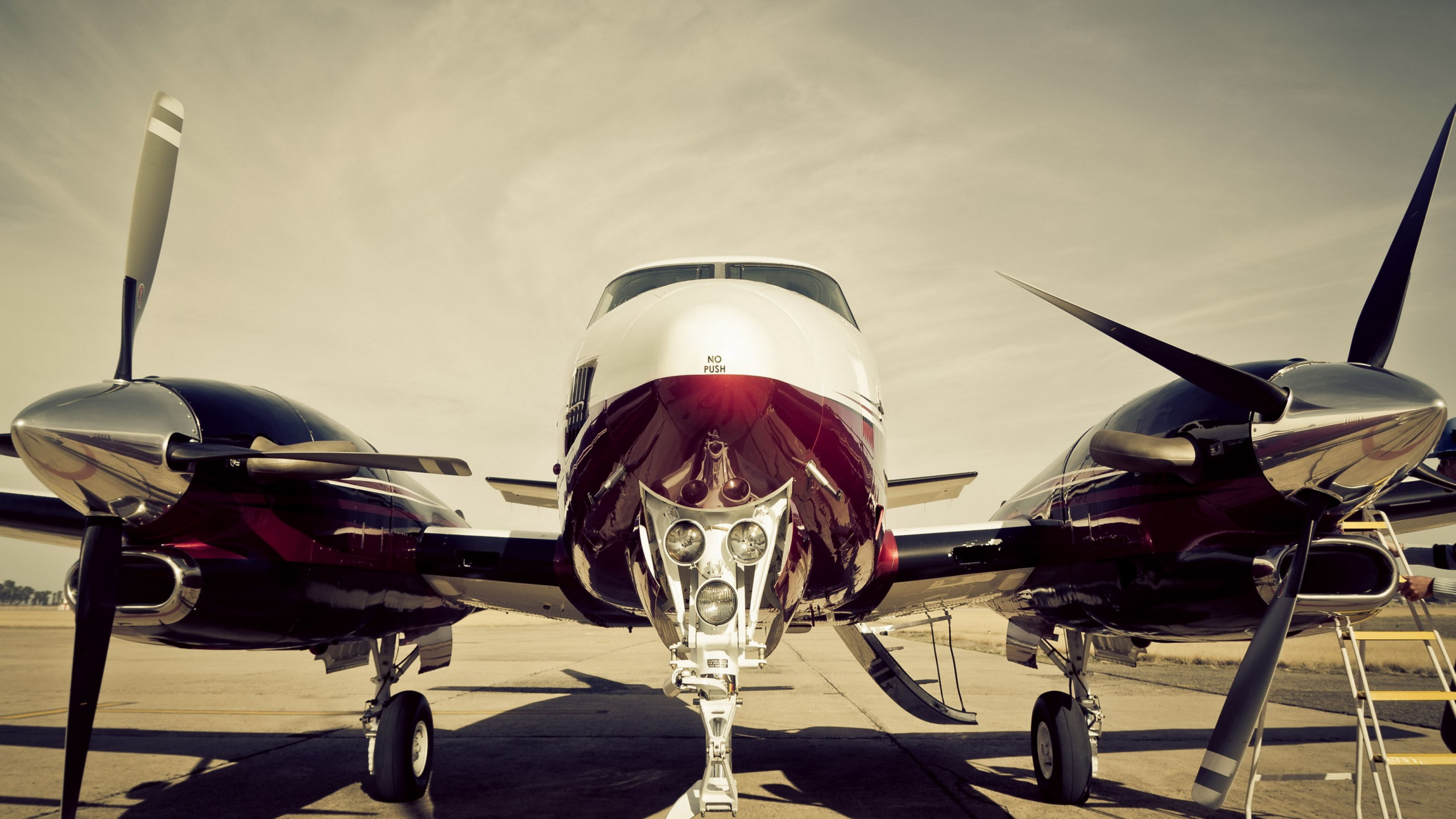 Avion Rouge et Blanc au Sol. Wallpaper in 2560x1440 Resolution