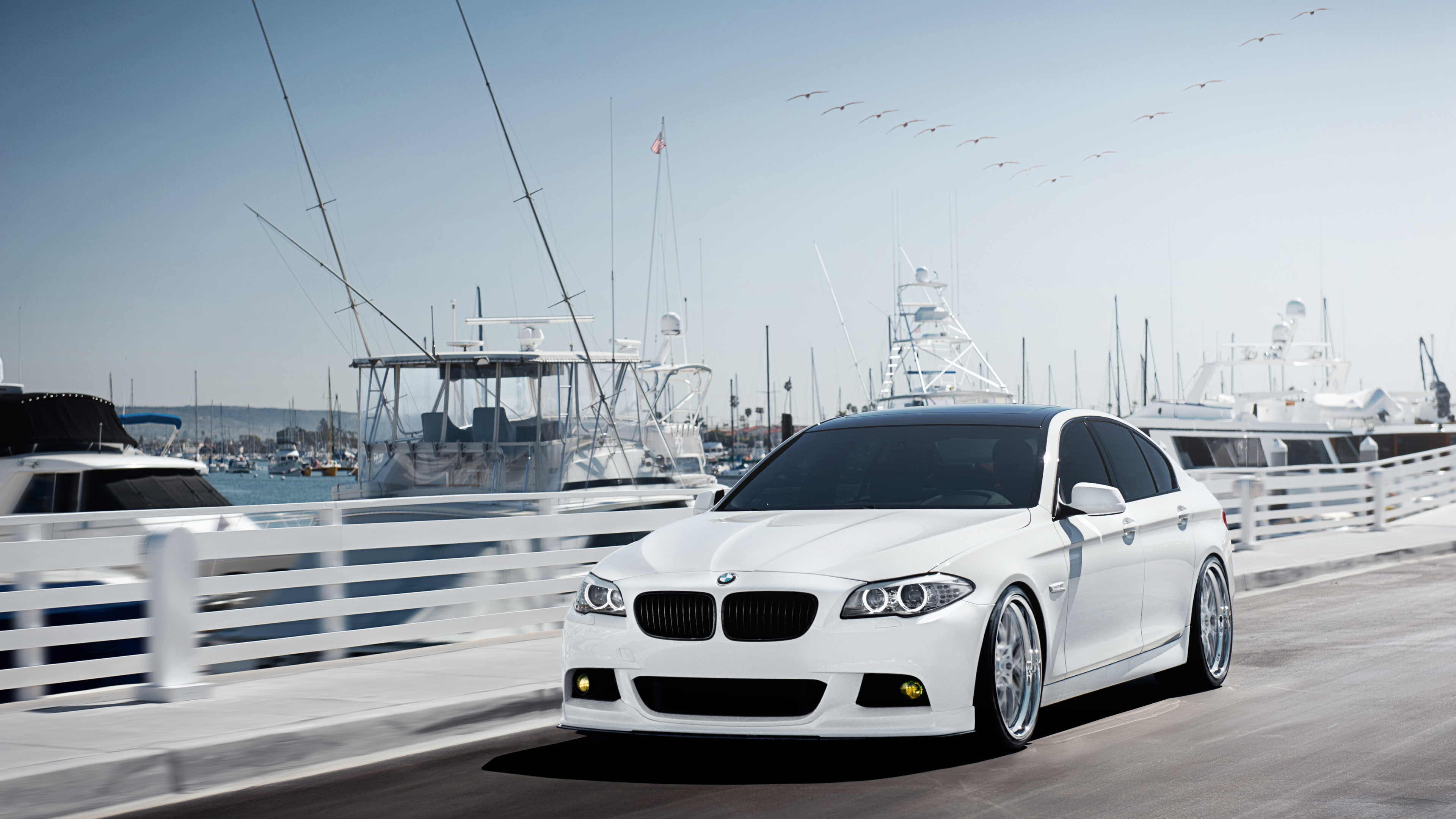 Bmw m 3 Blanc Sur Route Pendant la Journée. Wallpaper in 3840x2160 Resolution