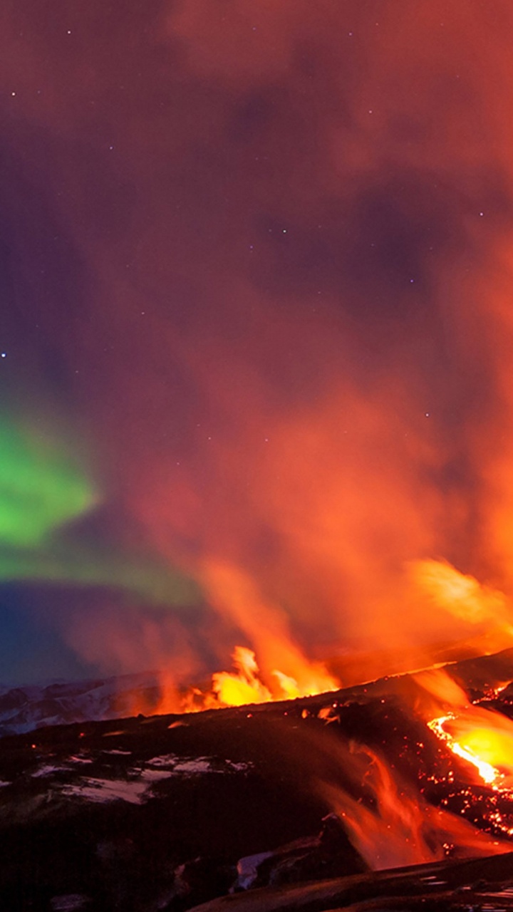 Aurore Boréale Verte Sur la Montagne Brune. Wallpaper in 720x1280 Resolution