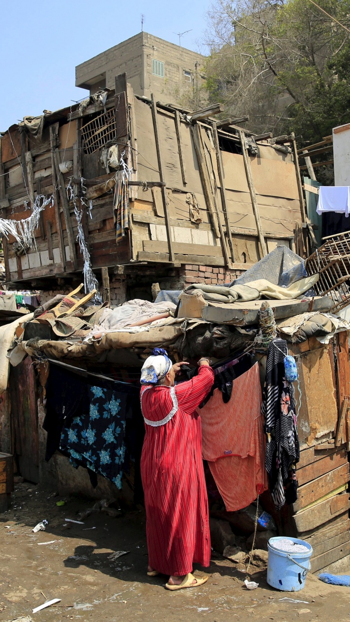 Mujer en Vestido Rojo de Pie Cerca de Cajas de Cartón Marrón Durante el Día. Wallpaper in 720x1280 Resolution
