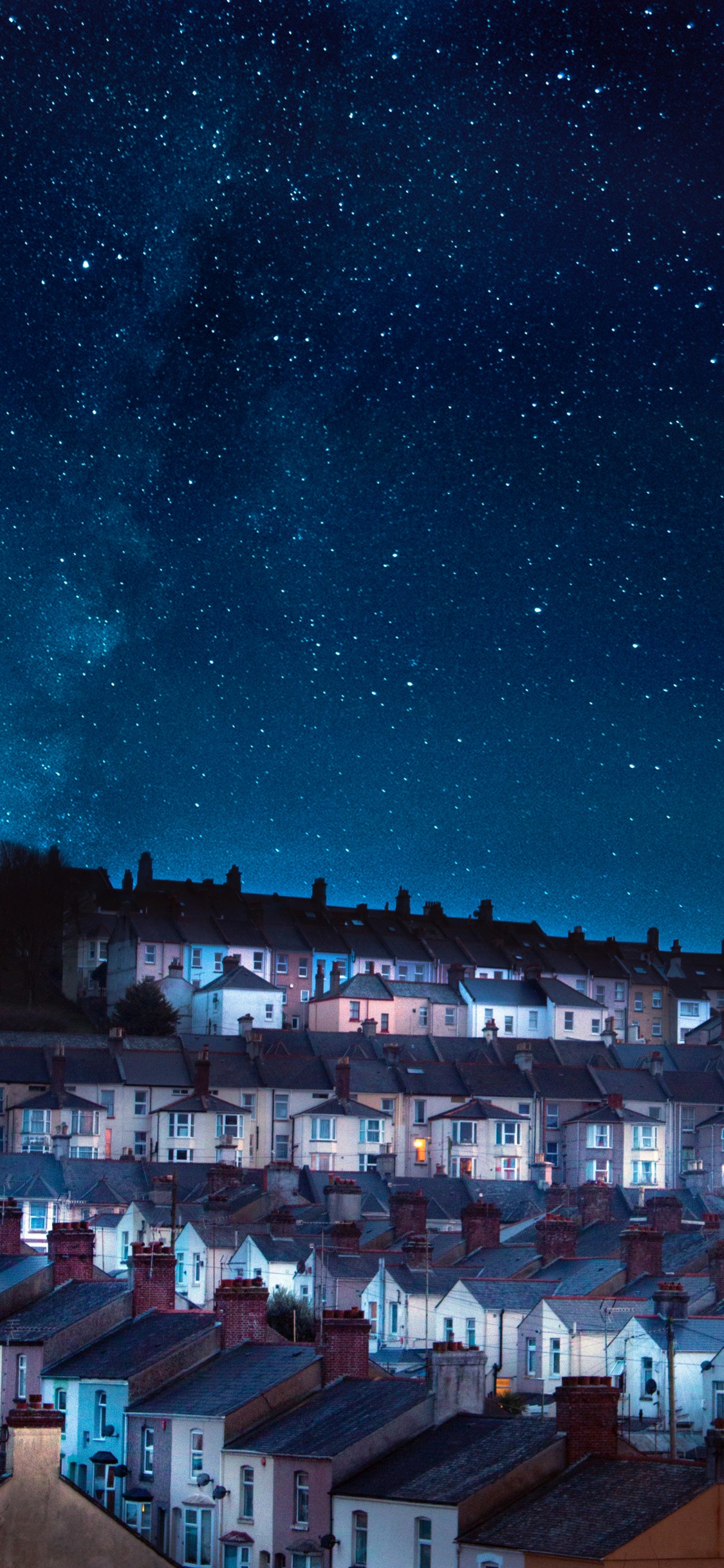 Casas de Hormigón Blanco y Marrón Bajo un Cielo Azul Durante la Noche. Wallpaper in 1125x2436 Resolution