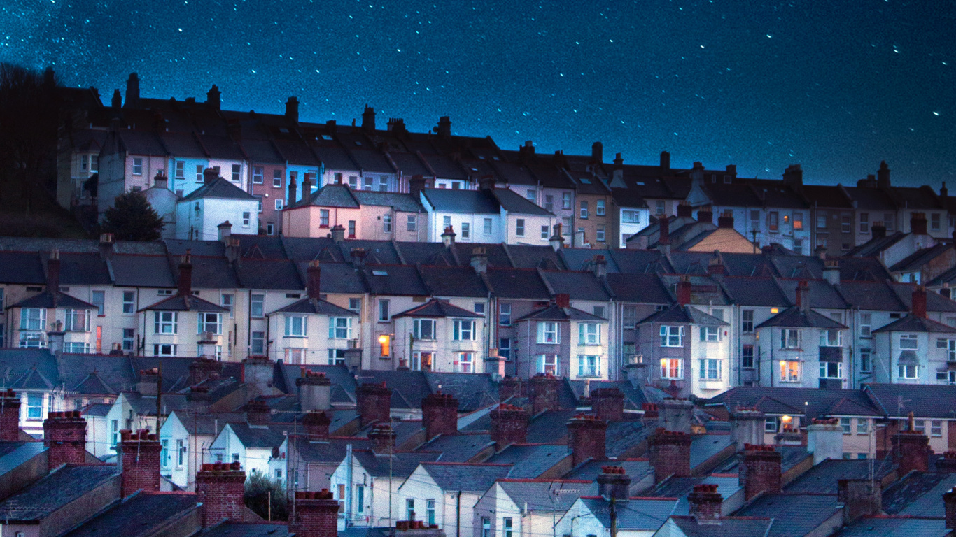 Weiße Und Braune Betonhäuser Unter Blauem Himmel Während Der Nacht. Wallpaper in 1366x768 Resolution