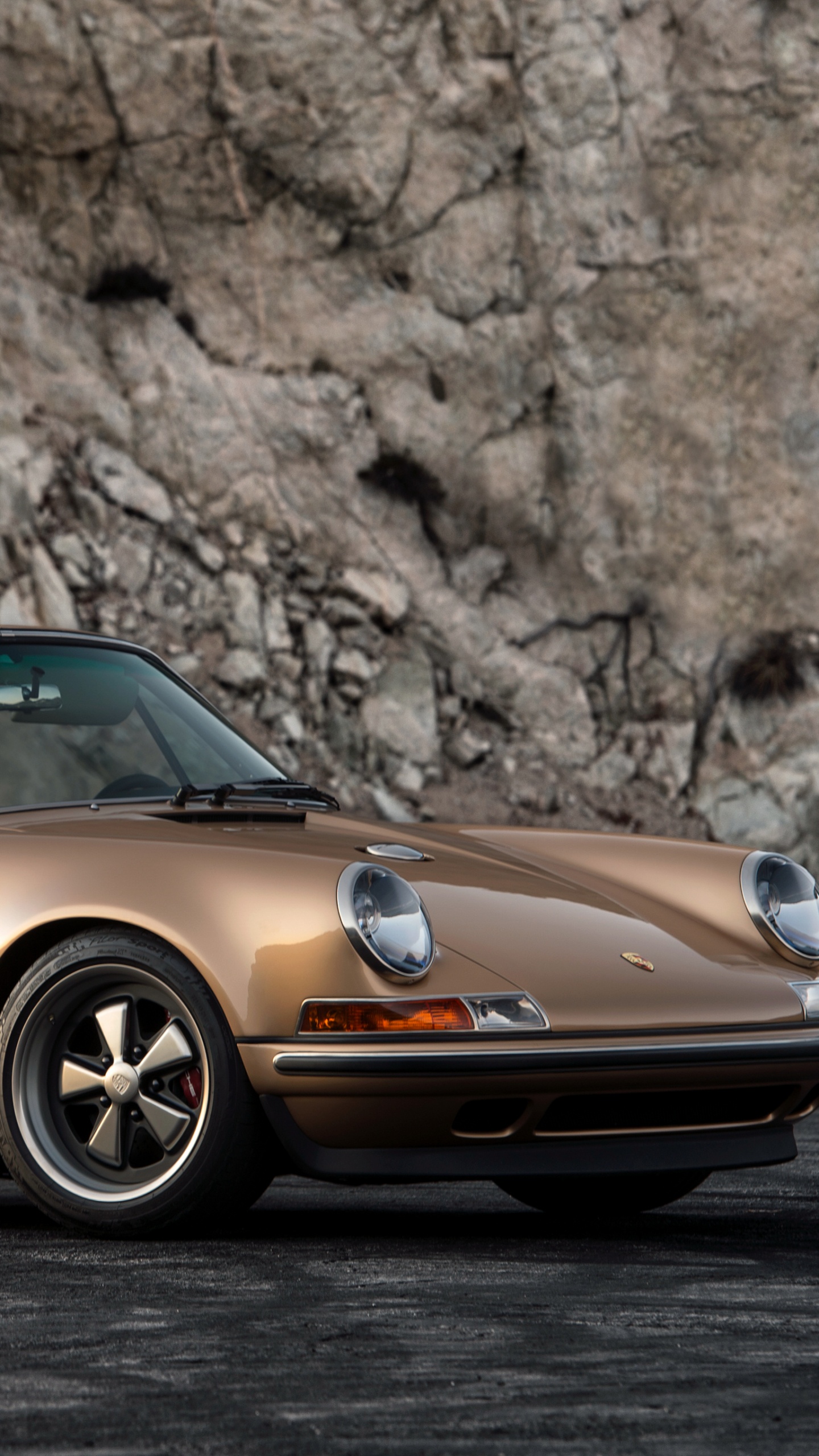 Orange Porsche 911 Geparkt in Der Nähe Von Brown Rock. Wallpaper in 1440x2560 Resolution