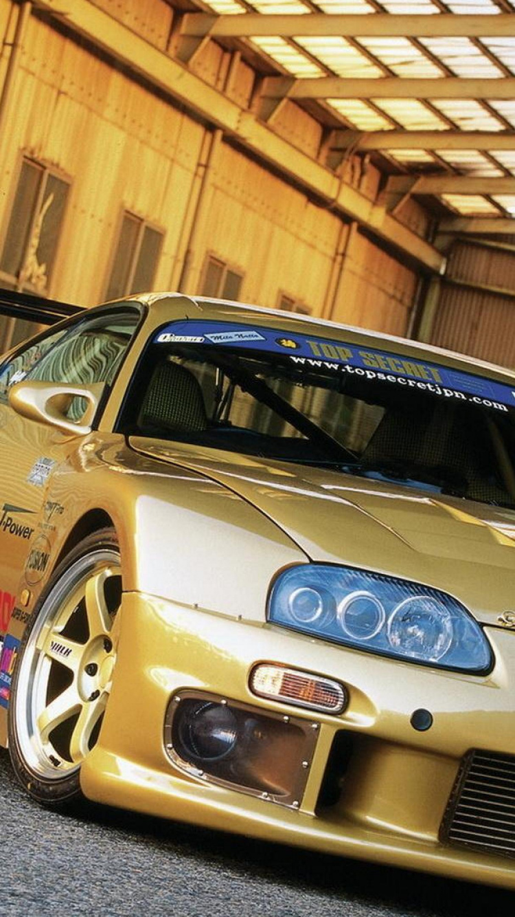 Blanco y Rojo Bmw m 3 Coupe Estacionado en el Garaje. Wallpaper in 750x1334 Resolution