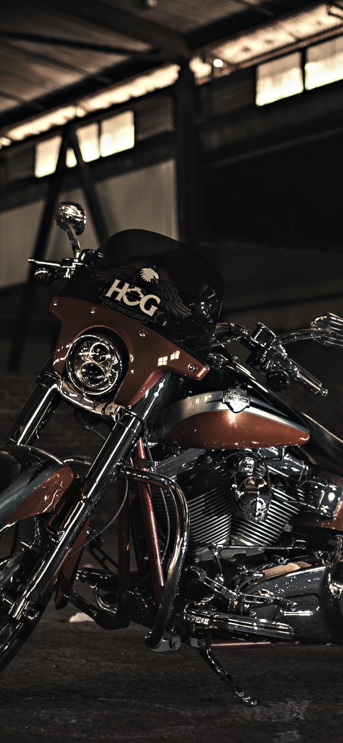 Schwarz-silbernes Cruiser-Motorrad. Wallpaper in 1125x2436 Resolution