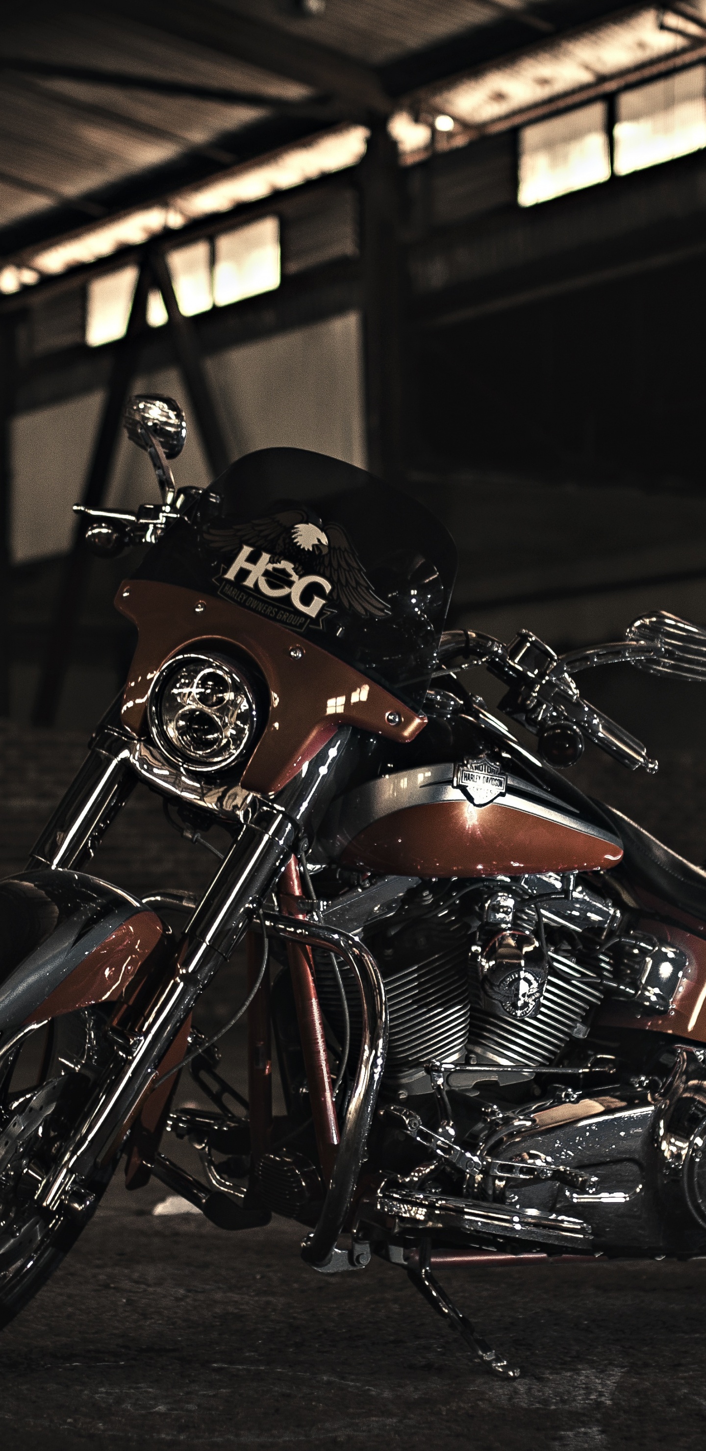 Schwarz-silbernes Cruiser-Motorrad. Wallpaper in 1440x2960 Resolution