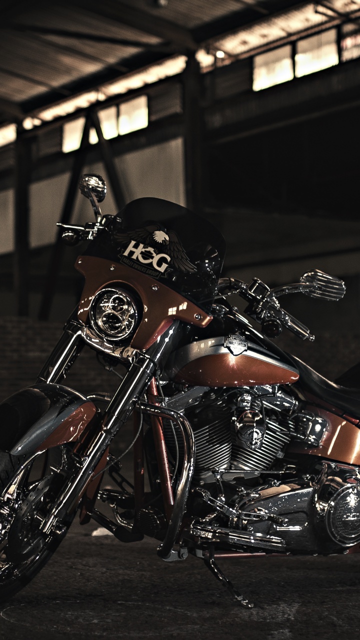 Motocicleta Cruiser Negra y Plateada. Wallpaper in 720x1280 Resolution