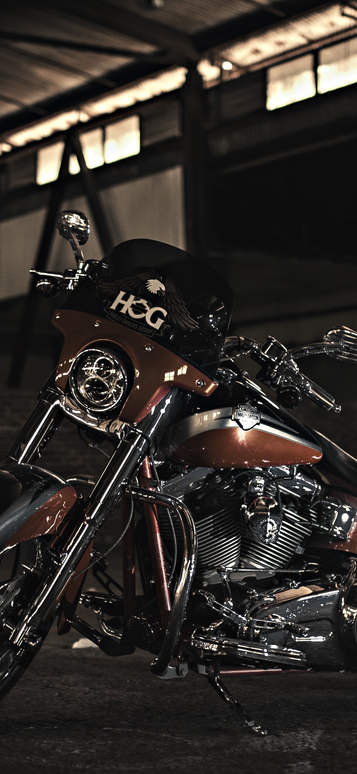 Moto Cruiser Noir et Argent. Wallpaper in 1242x2688 Resolution
