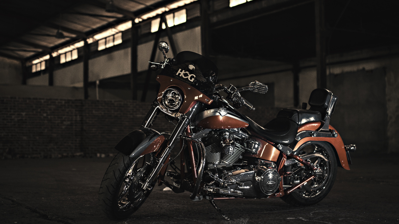 Moto Cruiser Noir et Argent. Wallpaper in 1280x720 Resolution