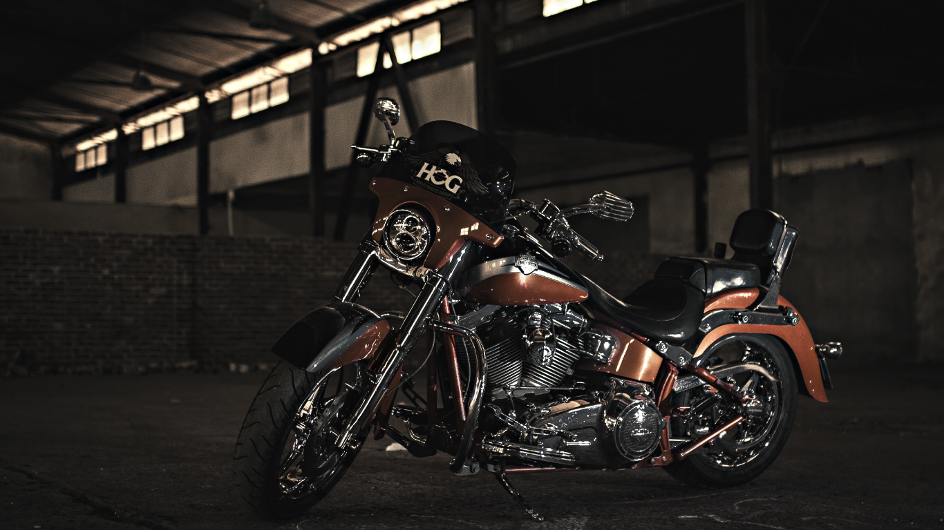 Moto Cruiser Noir et Argent. Wallpaper in 1366x768 Resolution