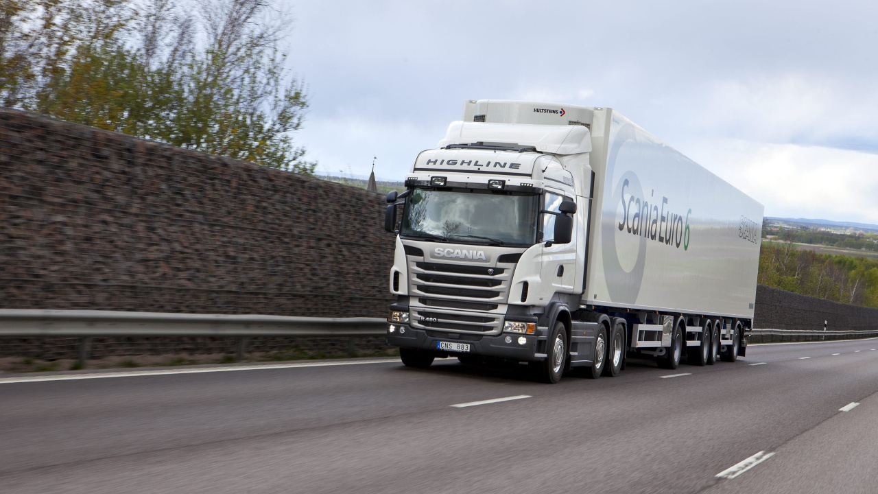 Weißer Und Brauner LKW Tagsüber Unterwegs. Wallpaper in 1280x720 Resolution