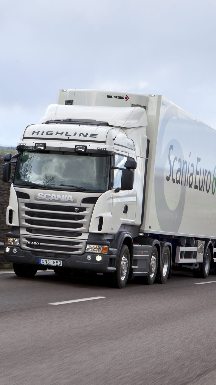 Weißer Und Brauner LKW Tagsüber Unterwegs. Wallpaper in 720x1280 Resolution