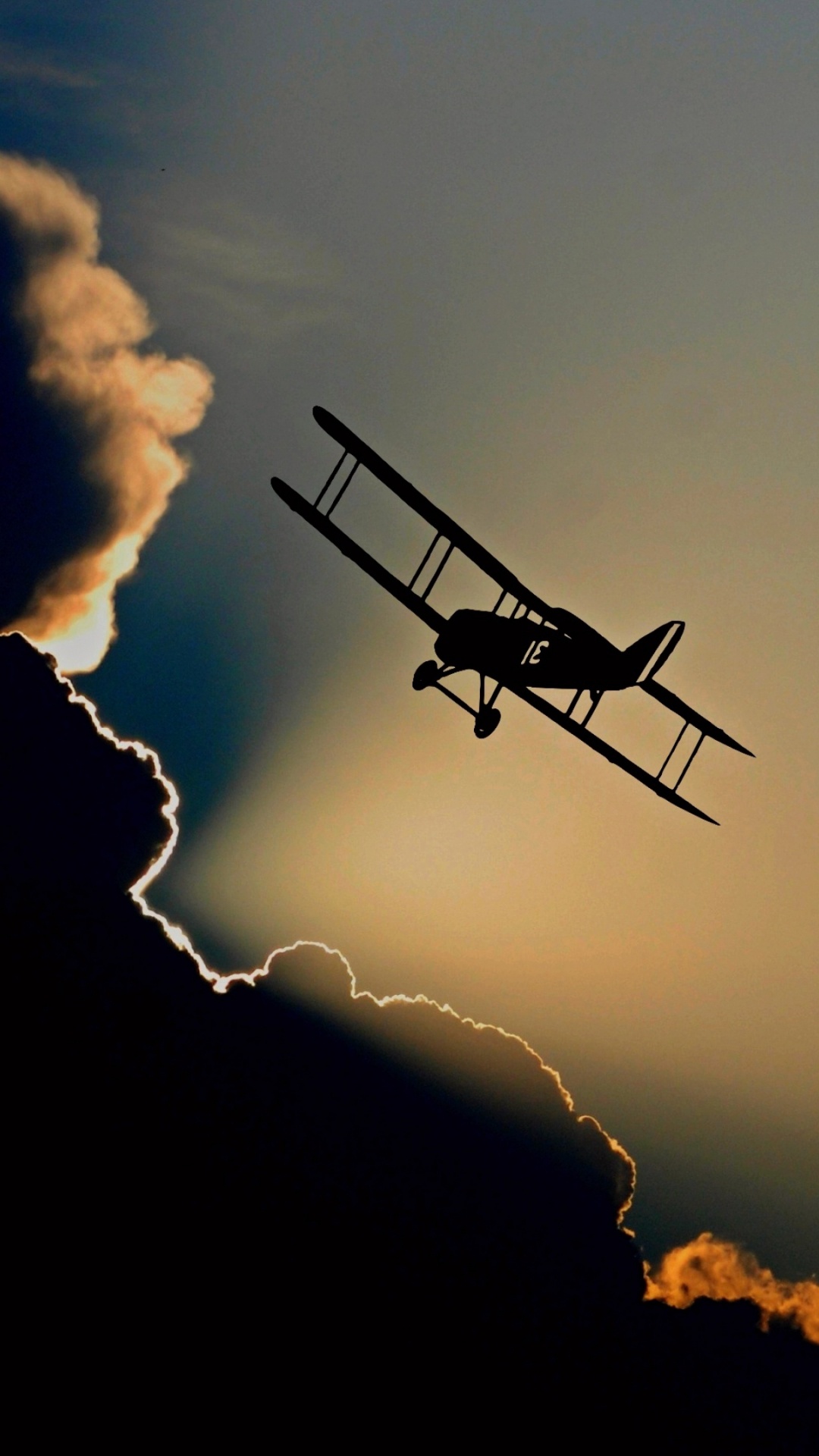 Silueta de Avión Volando Sobre Las Nubes Durante la Puesta de Sol. Wallpaper in 1080x1920 Resolution