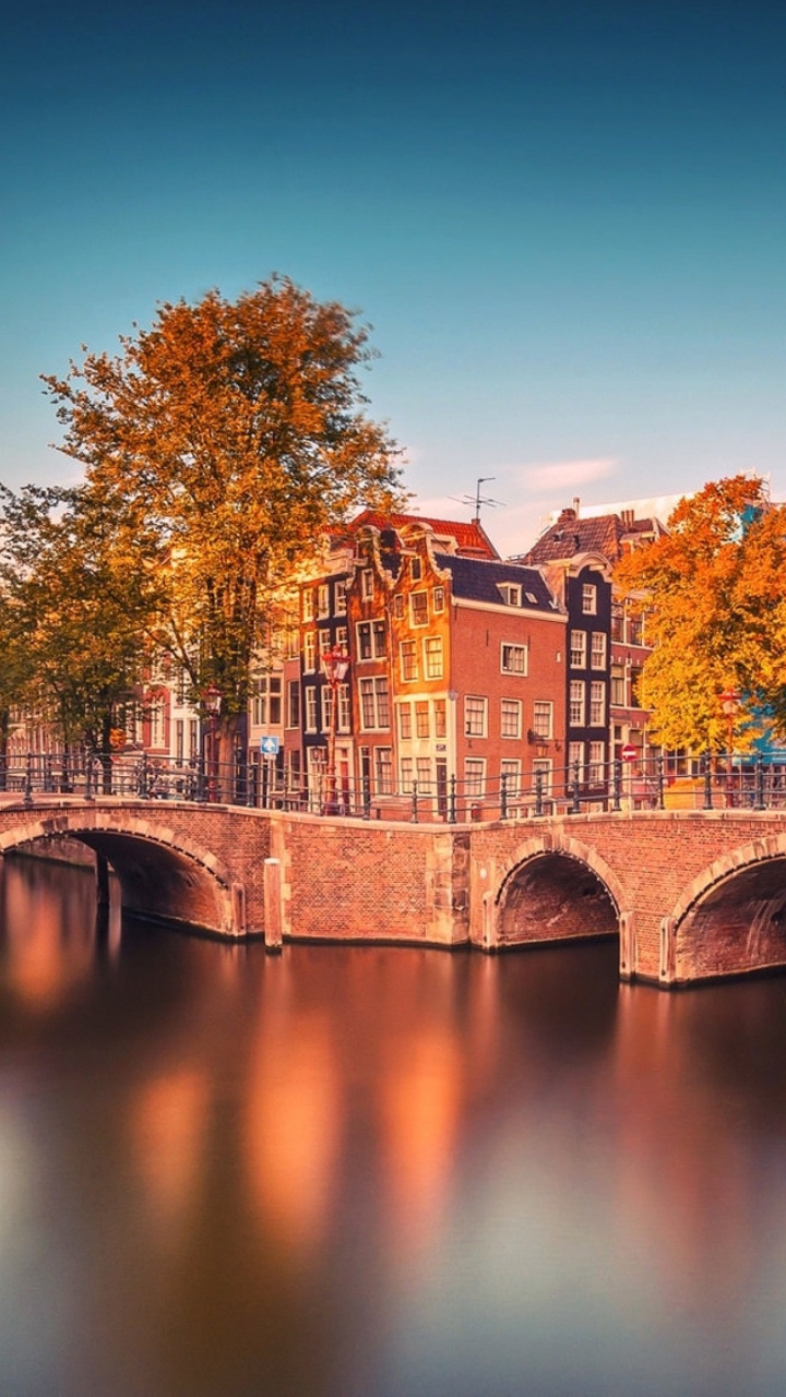 Pont en Béton Brun Au-dessus de la Rivière Pendant la Journée. Wallpaper in 720x1280 Resolution