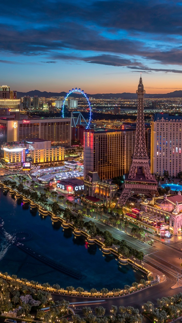 Luftaufnahme Von Stadtgebäuden Während Der Nacht. Wallpaper in 720x1280 Resolution