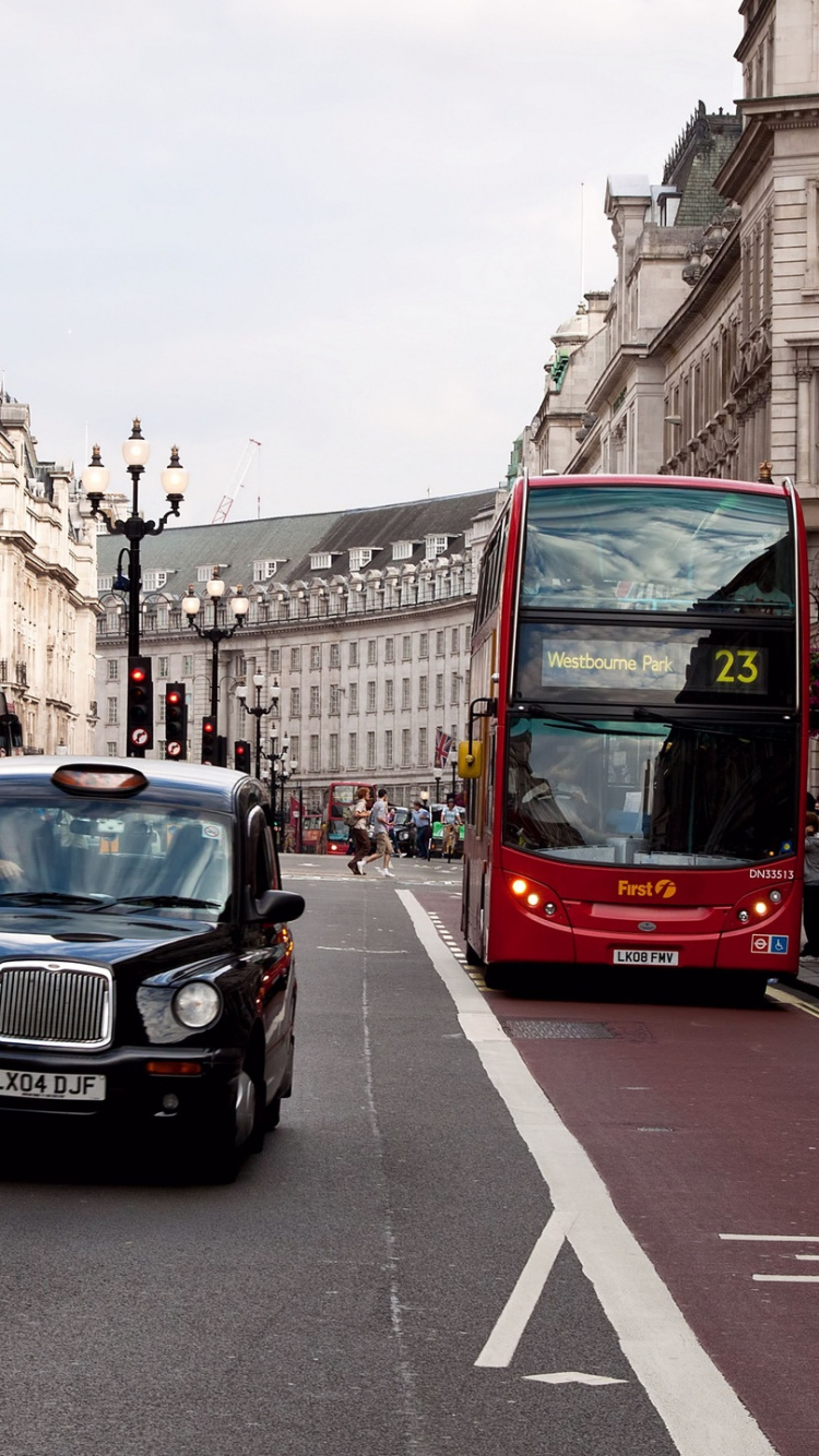 Voiture Noire Sur la Route Pendant la Journée. Wallpaper in 750x1334 Resolution
