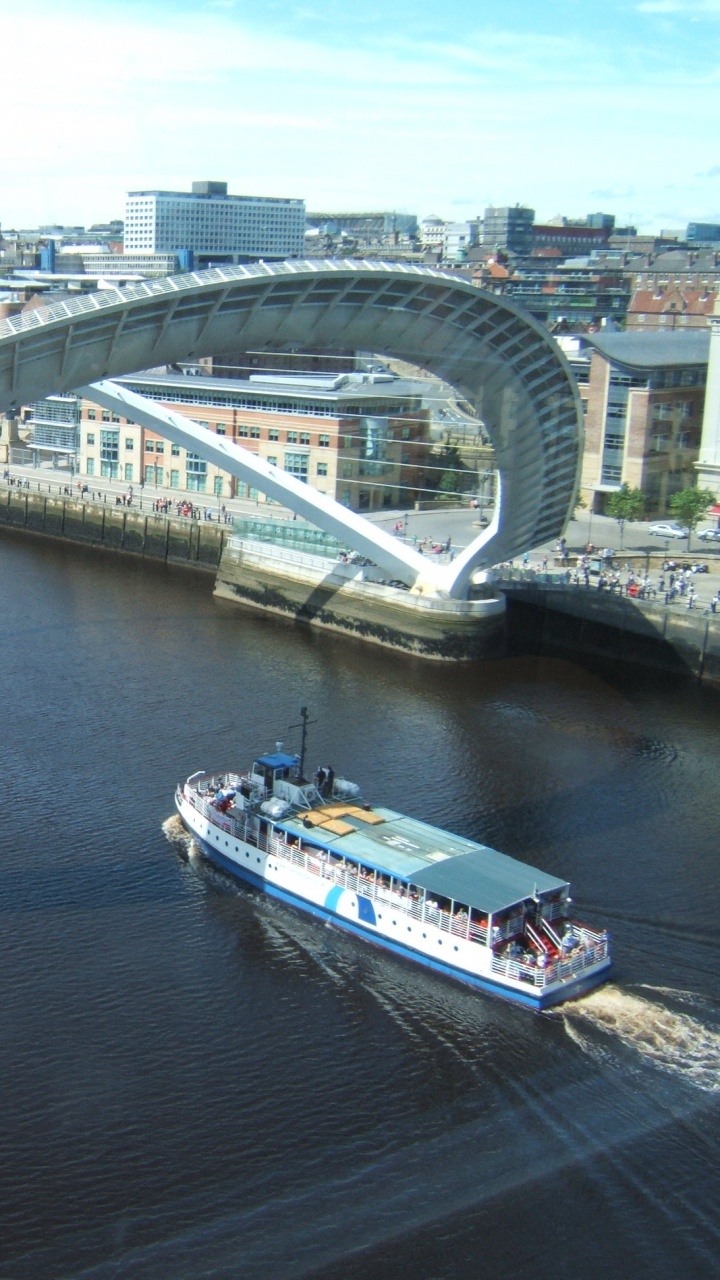 White and Blue Boat on River During Daytime. Wallpaper in 720x1280 Resolution