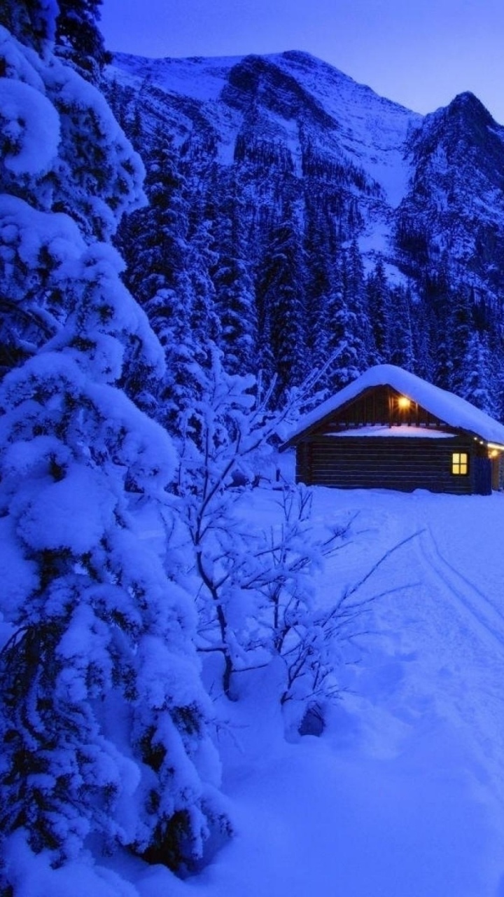Braunes Holzhaus Auf Schneebedecktem Boden in Der Nähe Von Schneebedeckten Bergen Tagsüber During. Wallpaper in 720x1280 Resolution