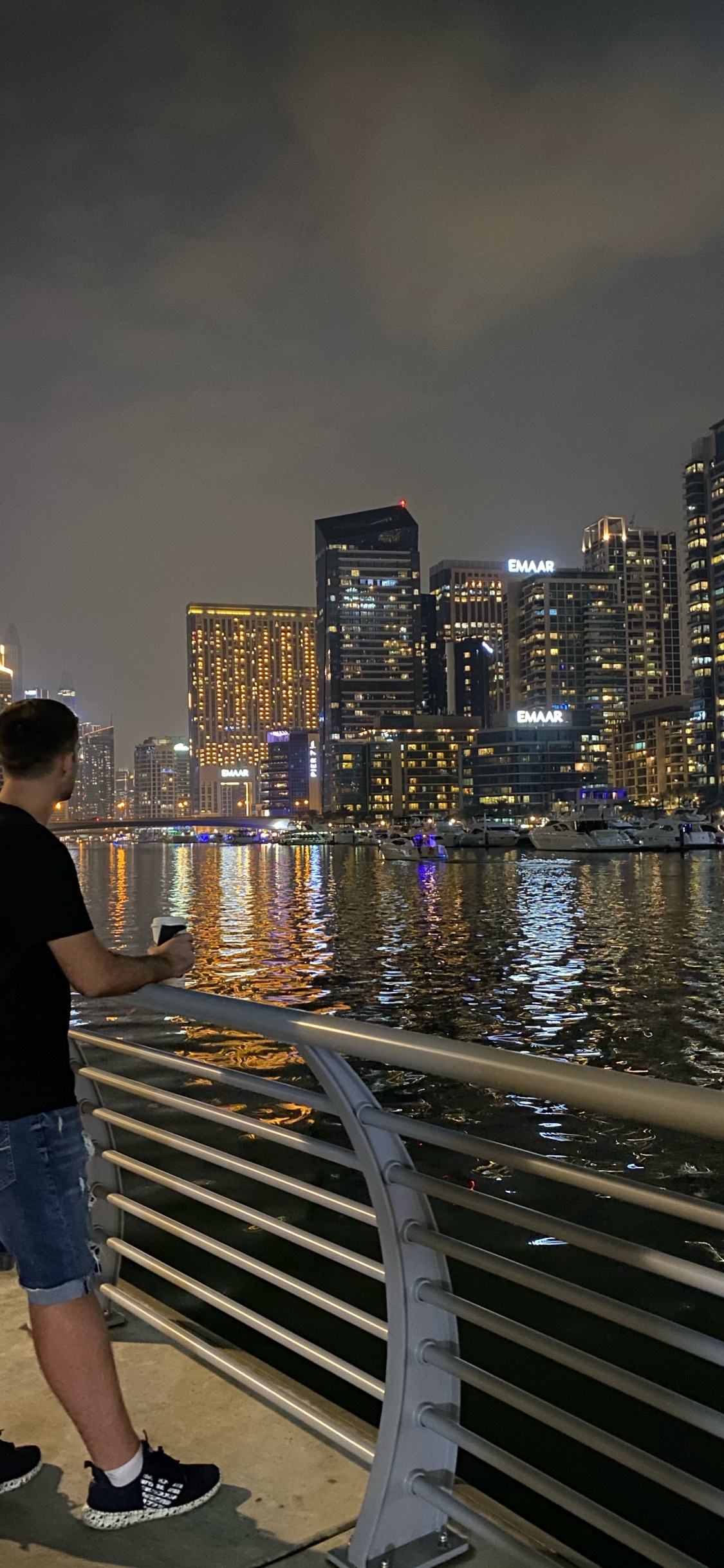 Dubai, Reflexión, Agua, Torre de Bloques, Cuerpo Humano. Wallpaper in 1125x2436 Resolution